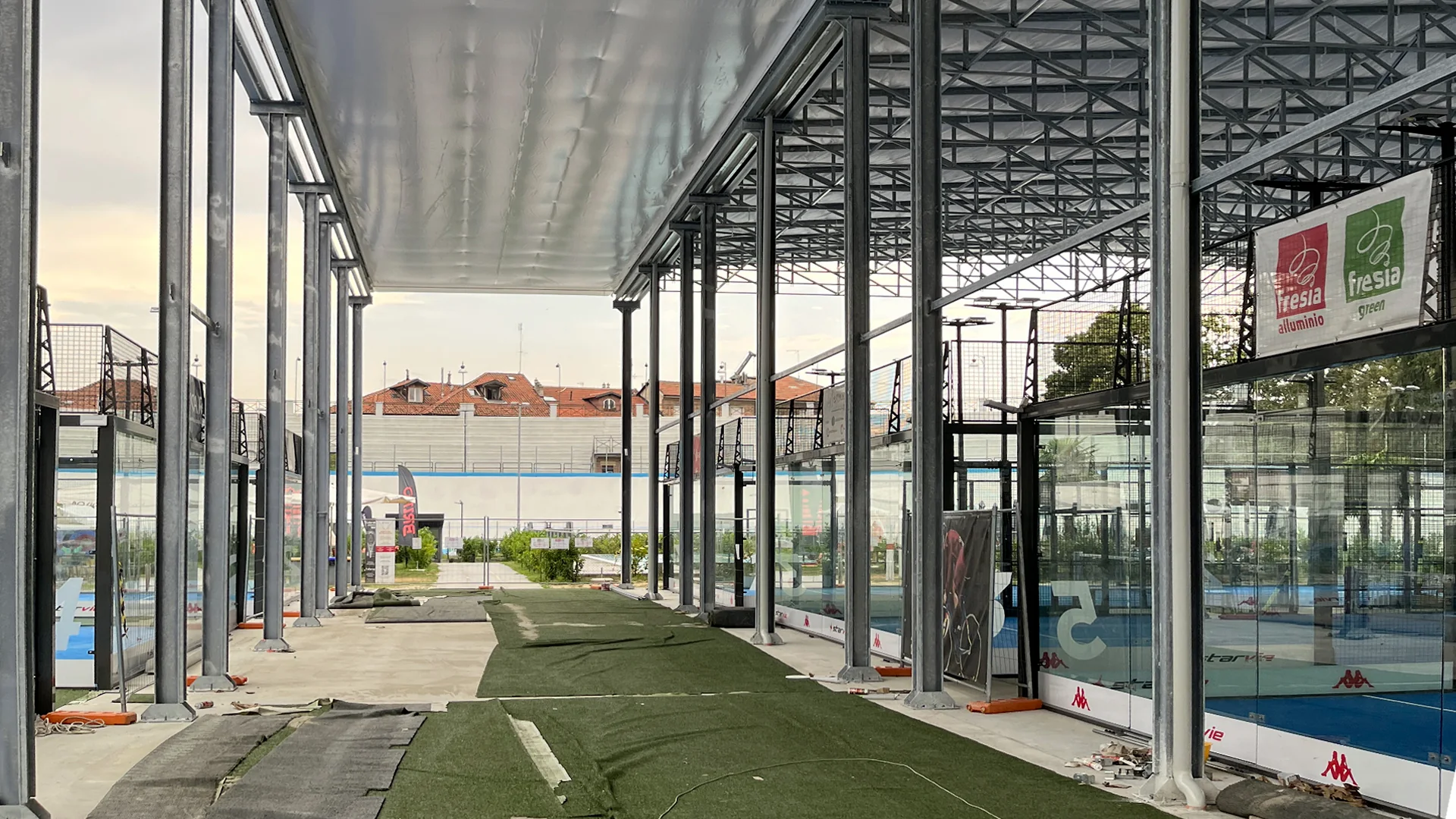 Campo da padel con struttura di copertura in acciaio