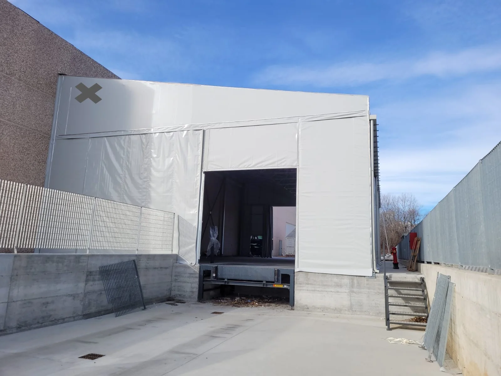 Tunnel da banchina in PVC con sigillante davanti alla rampa di carico