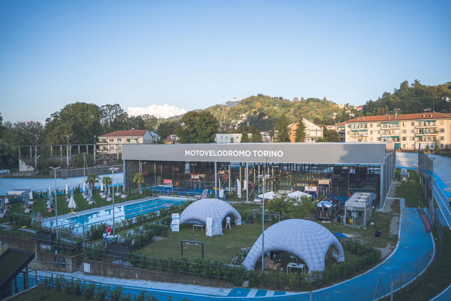 Coperture sportive SPATIUM in acciaio per campi da padel, tennis e aree polivalenti
